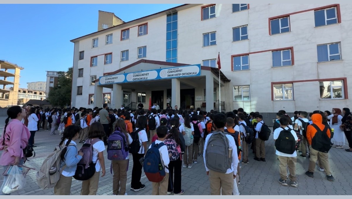 Yüksekova'da yeni dönem başladı: Okullar öğrenci sesleriyle yankılandı