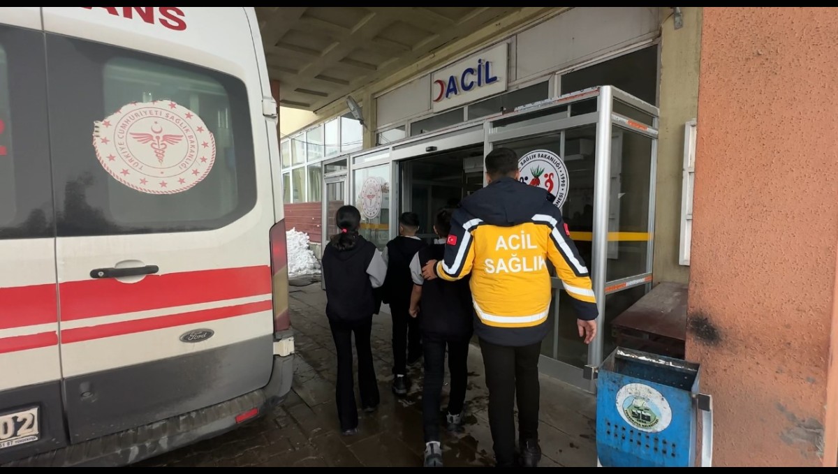 Yüksekova'da Yerli Malı Haftası sonrası gıda zehirlenmesi şüphesi: 40 öğrenci hastanelik oldu