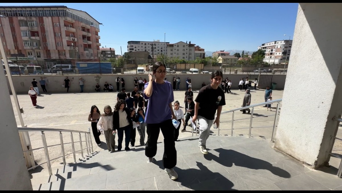 Yüksekova'da YKS heyecanı: 24 okulda 6 bin 600 öğrenci sınava girdi