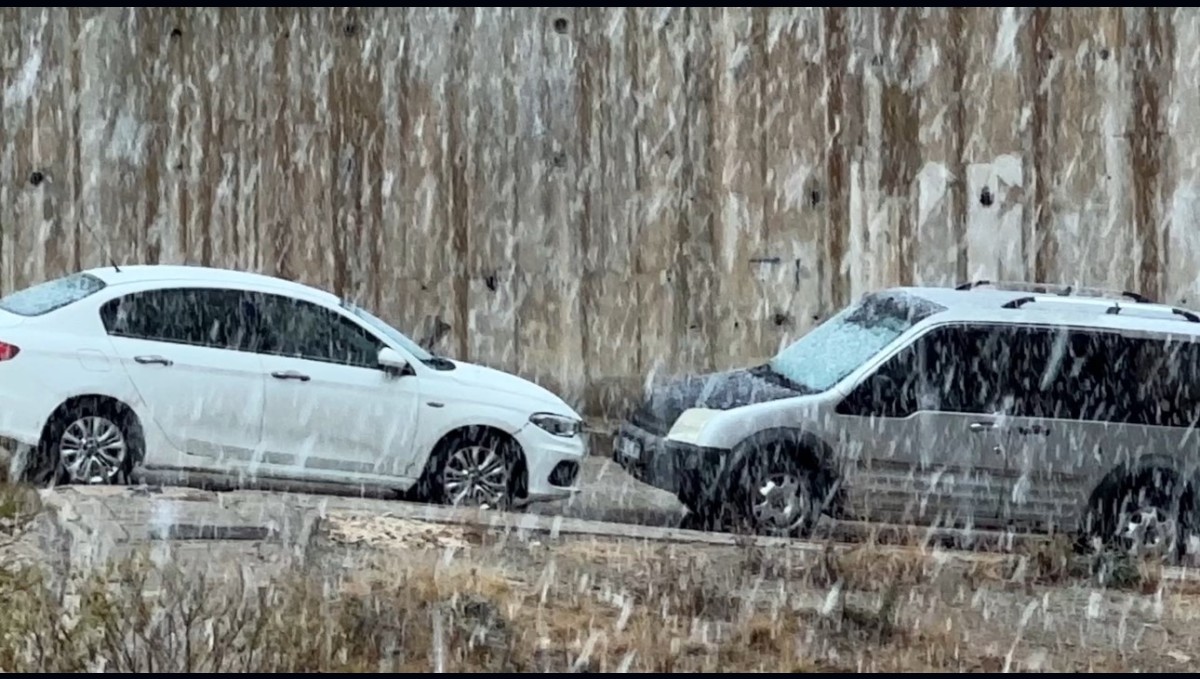 Yüksekova'da yoğun kar yağışı: Sınırda bulunan Çobanpınar köyünün yolu karla kaplandı