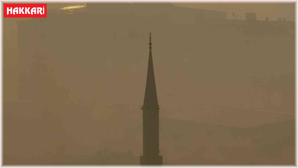 Yüksekova'da yoğun sis: Görüş mesafesi 10 metreye kadar düştü