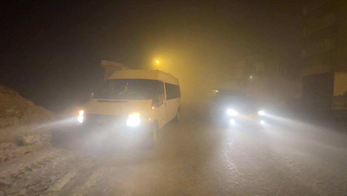 Yüksekova'da yoğun sis görüş mesafesini 5 metreye düşürdü