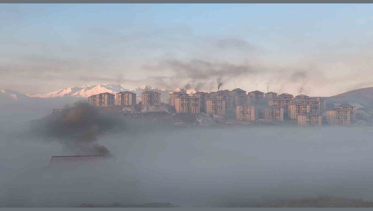 Yüksekova'da yoğun sis masalsı manzaralar oluşturdu