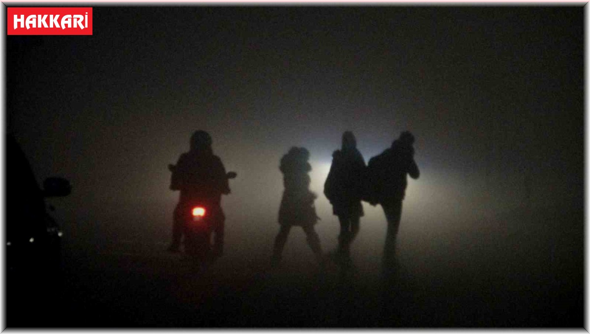 Yüksekova'da yoğun sisten dolayı görüş mesafesi 5 metreye düştü