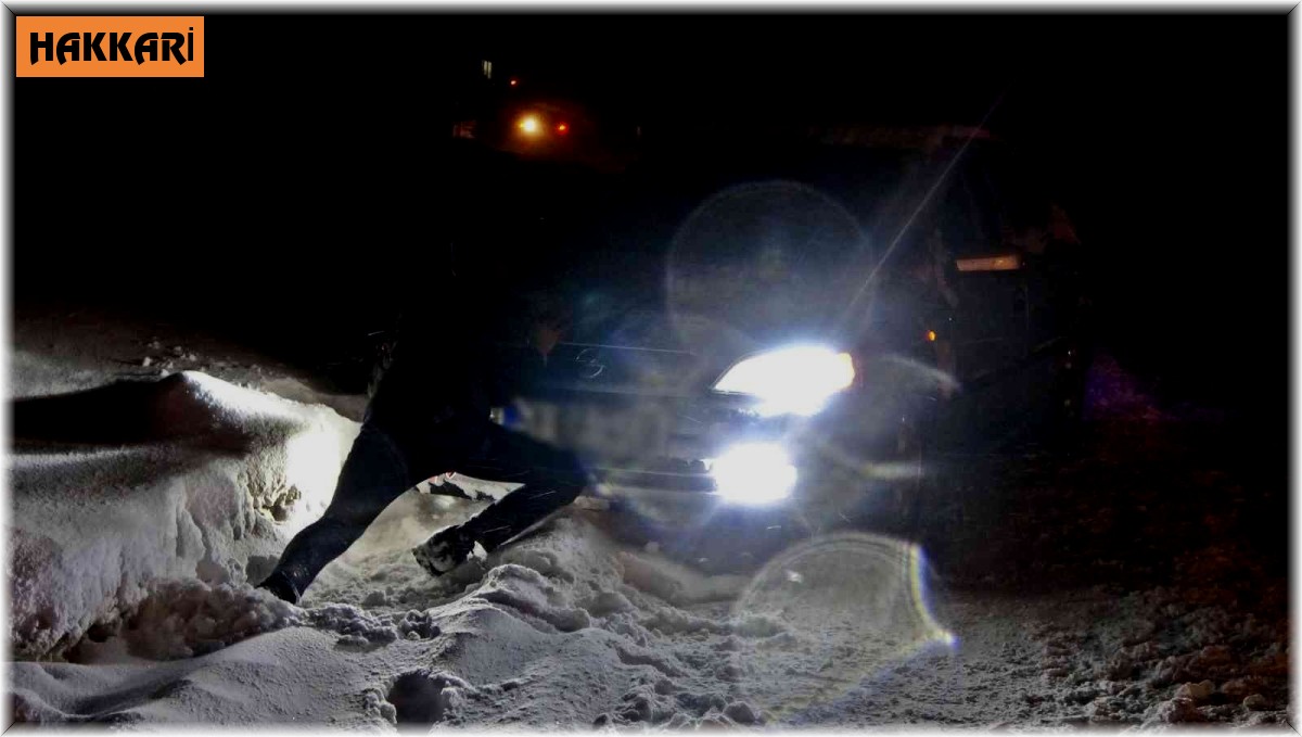 Yüksekova'da yoğun tipi nedeniyle 20 araç mahsur kaldı