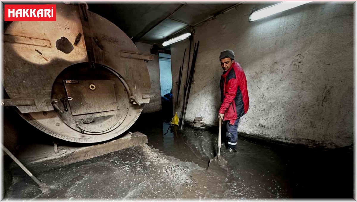 Yüksekova'da yoğun yağışlar sonrası binanın kalorifer dairesi sular altında kaldı