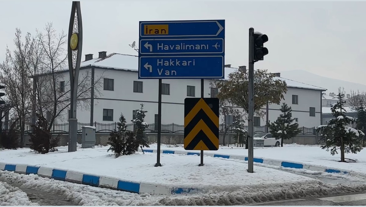 Yüksekova'da yoğun yağışlar uçak seferlerini durdurdu