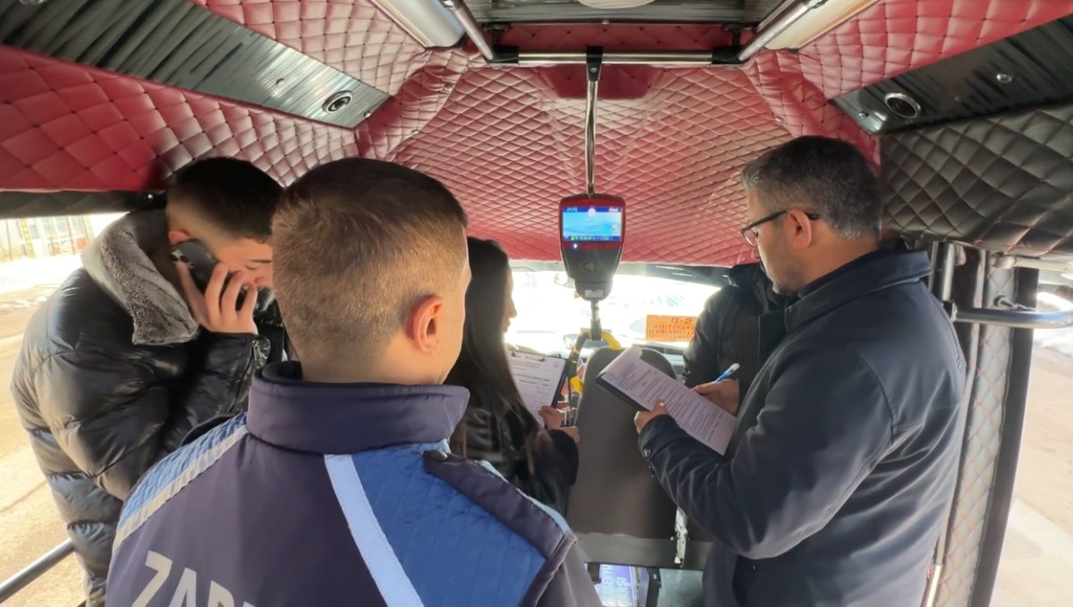 Yüksekova'da yolcu minibüsleri denetlendi