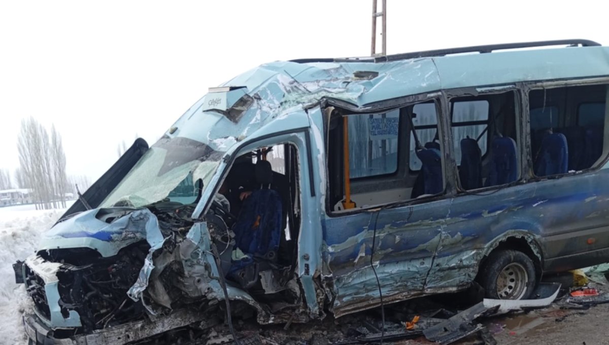 Yüksekova'da yolcu minibüsü ile otobüs çarpıştı: Çok sayıda yaralı var