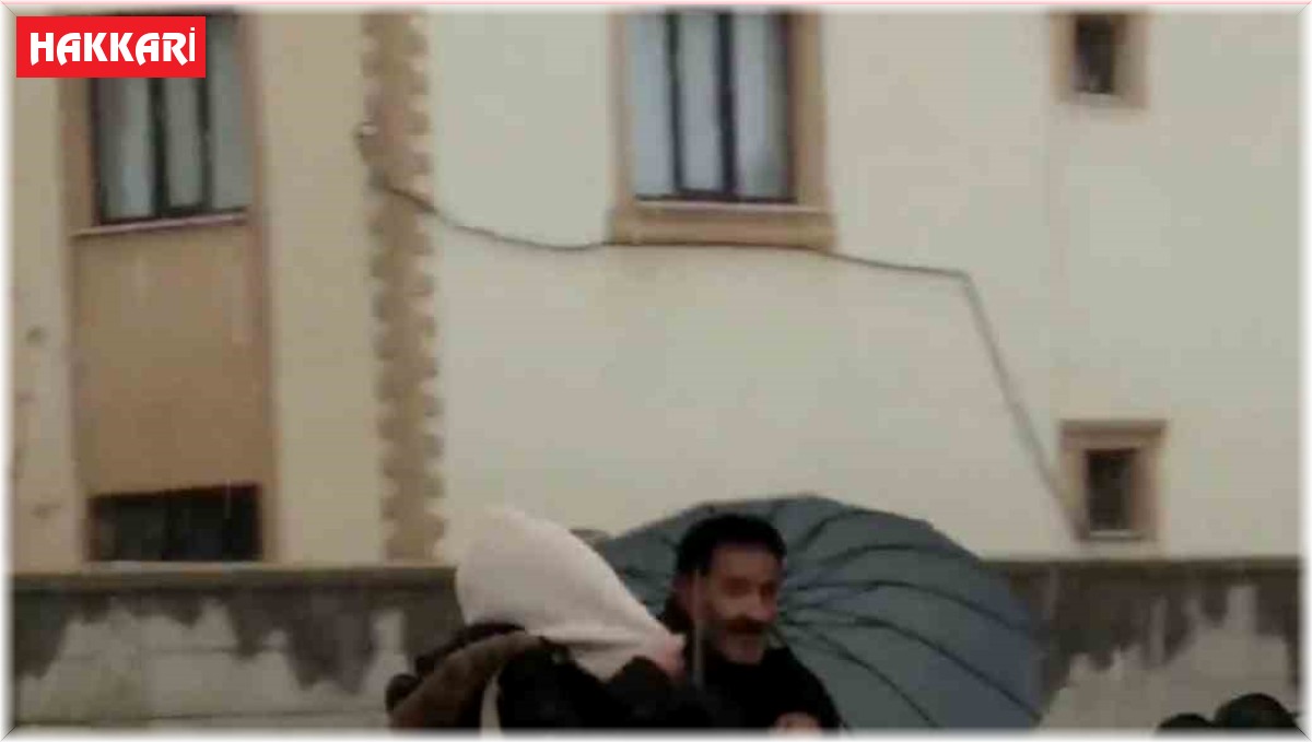 Yüksekova'da yolda mahsur kalan vatandaşları ekipler kepçeyle kurtardı