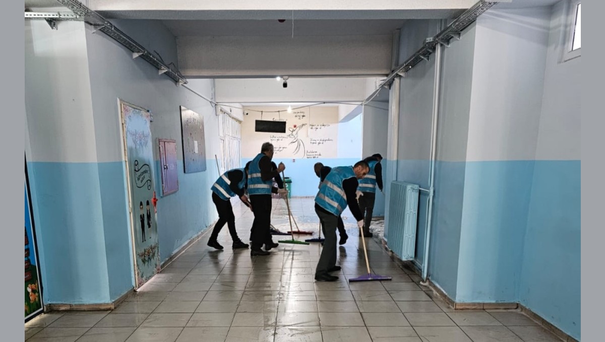 Yüksekova'da yükümlüler yarıyılda öğrenciler için kolları sıvadı