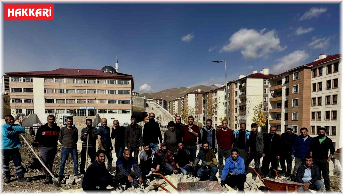 Yüksekova'da yürekleri ısıtan anlar: 30 kapıcı çocuklar için yol onardı