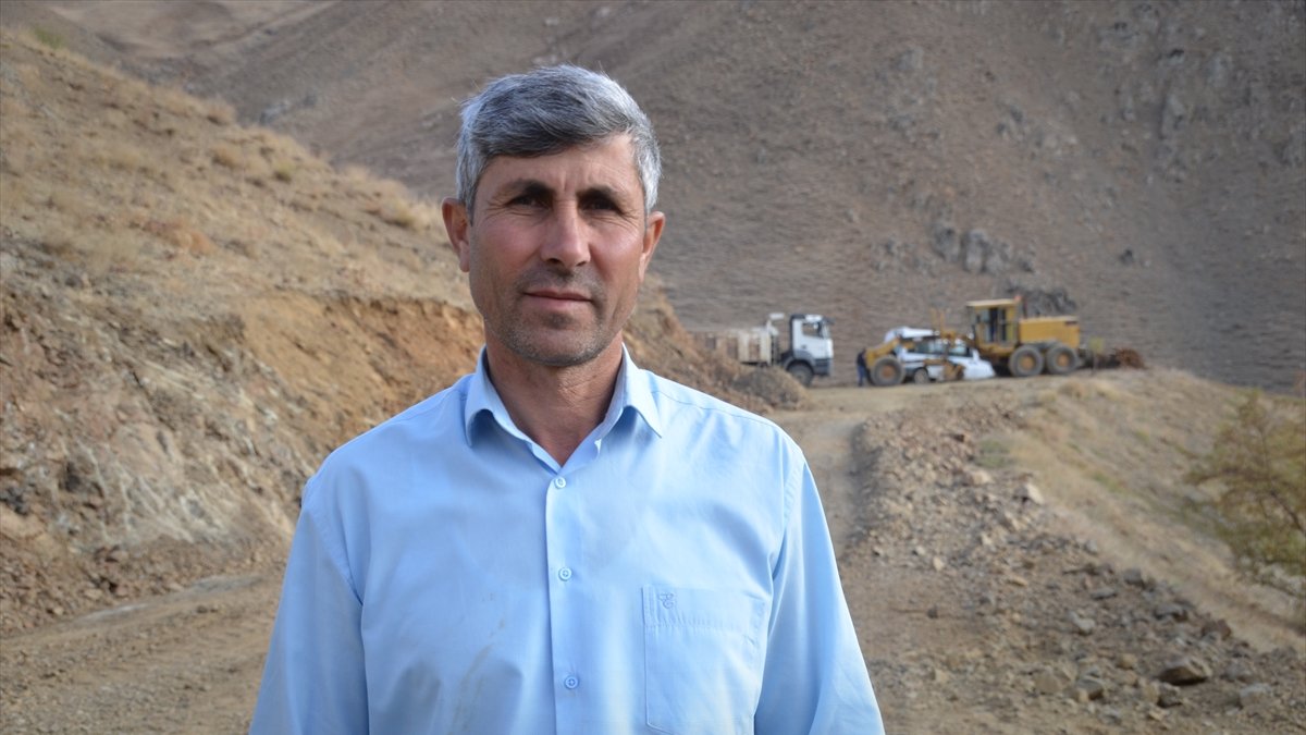 Yüksekova'daki köylerde yol genişletme çalışmaları sürüyor