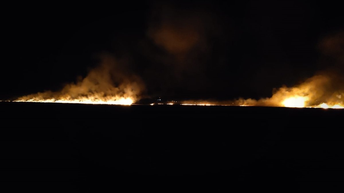 Yüksekova'daki Nehil Sazlığı'nda çıkan yangın kontrol altına alınmaya çalışılıyor