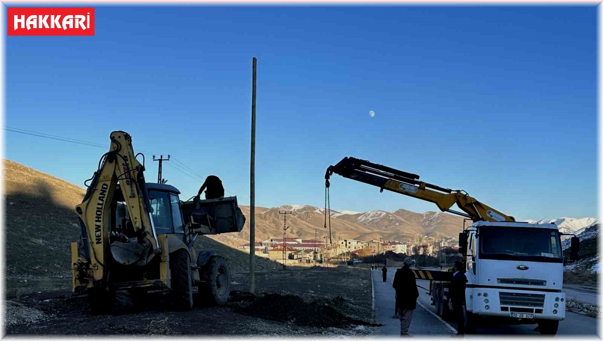 Yüksekova'daki TOKİ yolu aydınlatılıyor