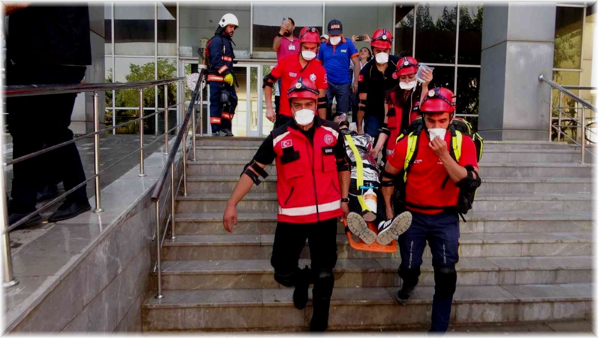 Yüksekova Devlet Hastanesinde gerçeği aratmayan yangın tatbikatı