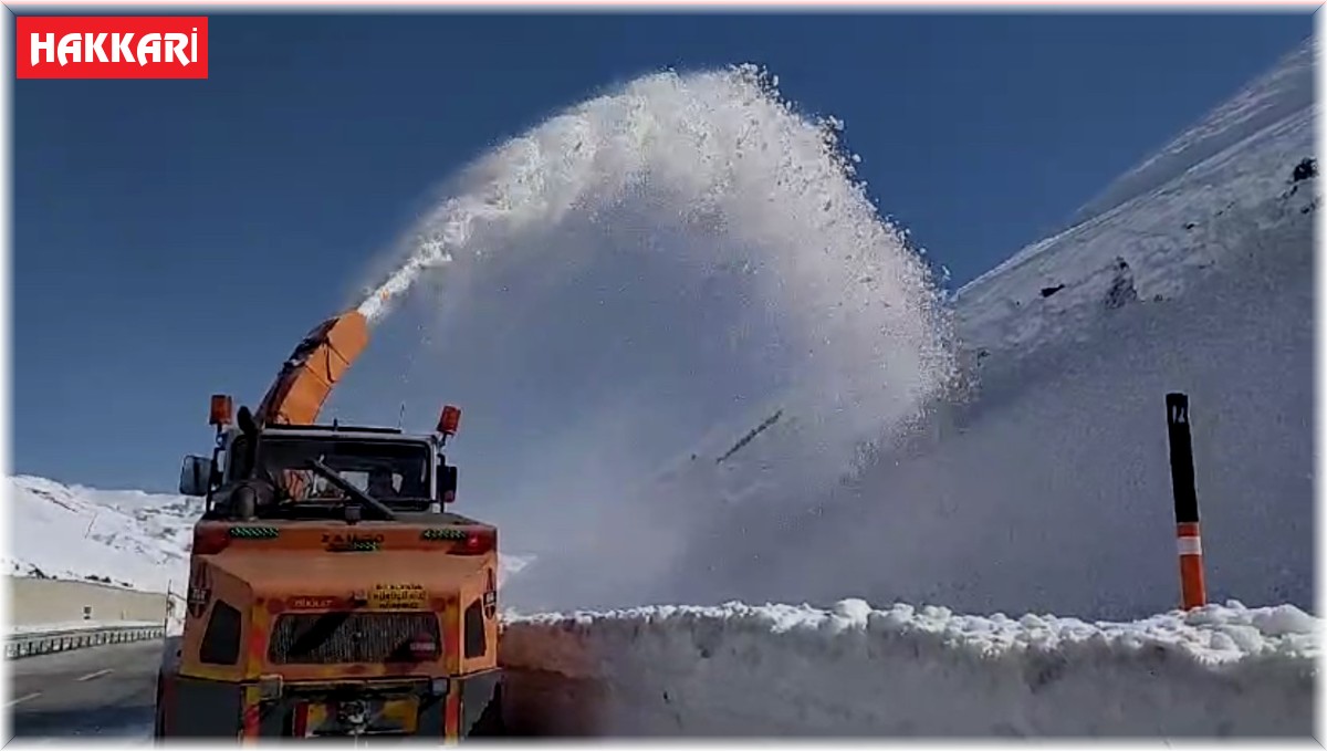 Yüksekova-Esendere karayolunda karla mücadele