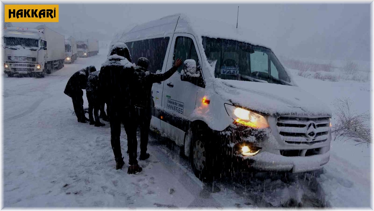 Yüksekova-Hakkari karayolunda onlarca araç mahsur kaldı