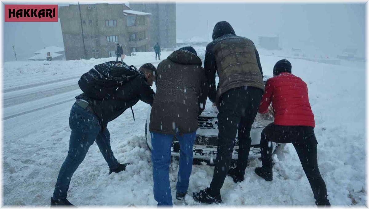 Yüksekova kar altında