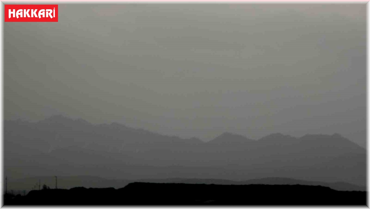 Yüksekova karanlığa büründü, araçlar far yakarak ilerleyebildi