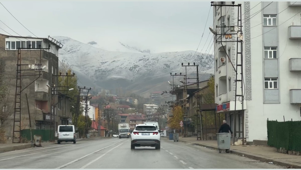 Yüksekova'nın etrafını çevreleyen dağlar beyaza büründü
