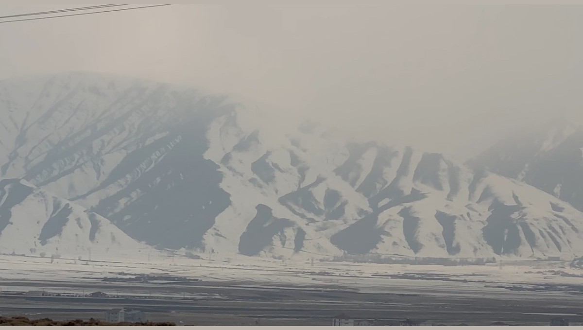 Yüksekova'nın etrafını çevreleyen dağlar beyaza büründü