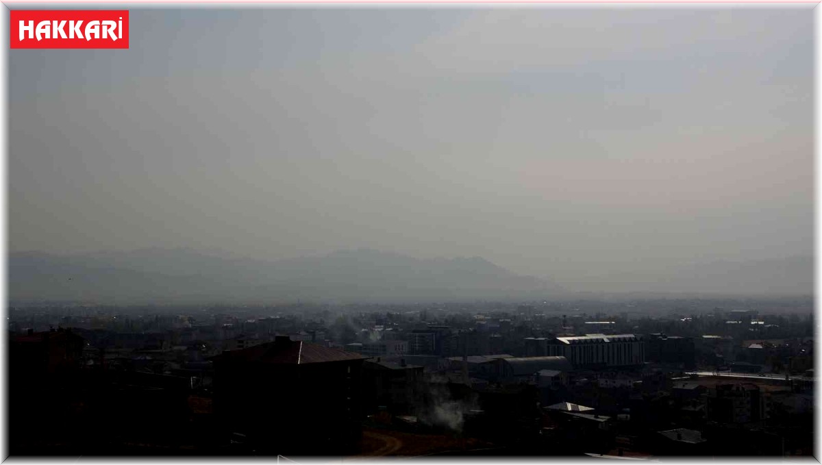 Yüksekova'nın etrafını kar ve sis kapladı