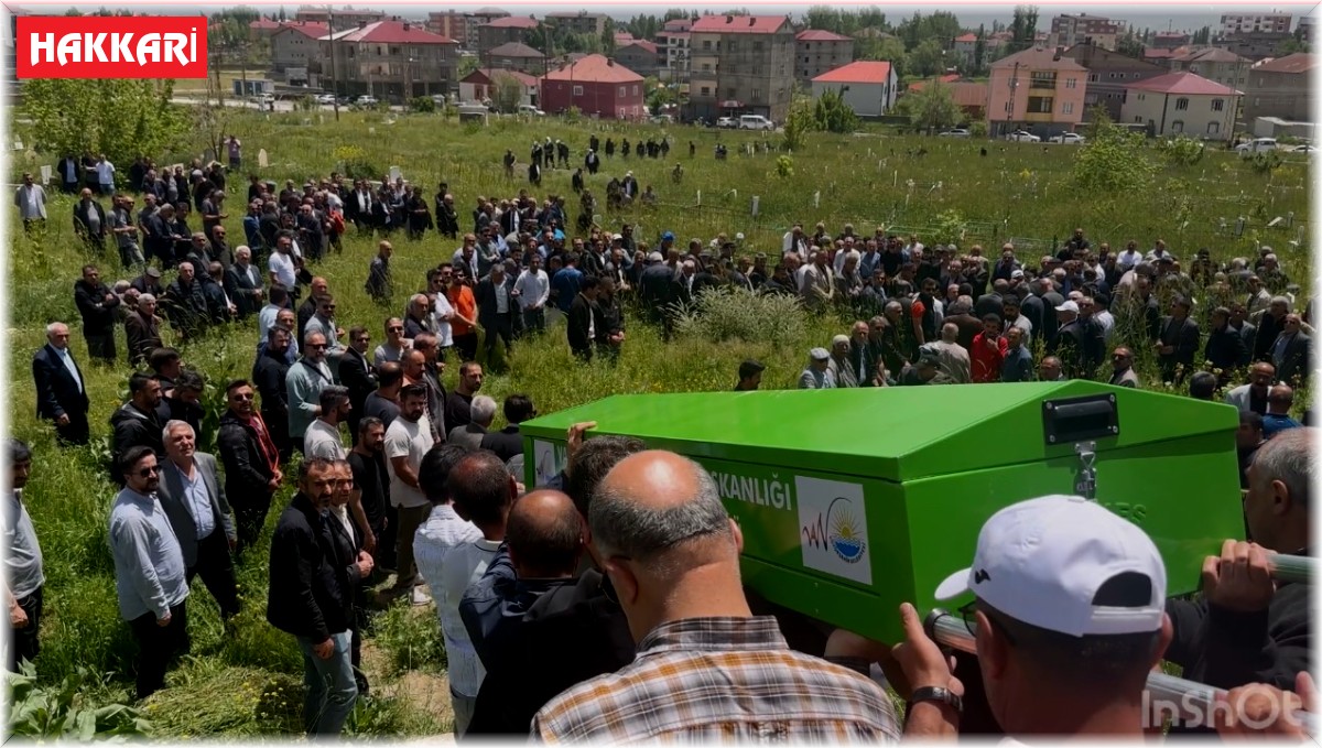 Yüksekova'nın ilk öğretmenlerinden Fikret Yaşar gözyaşları arasında toprağa verildi