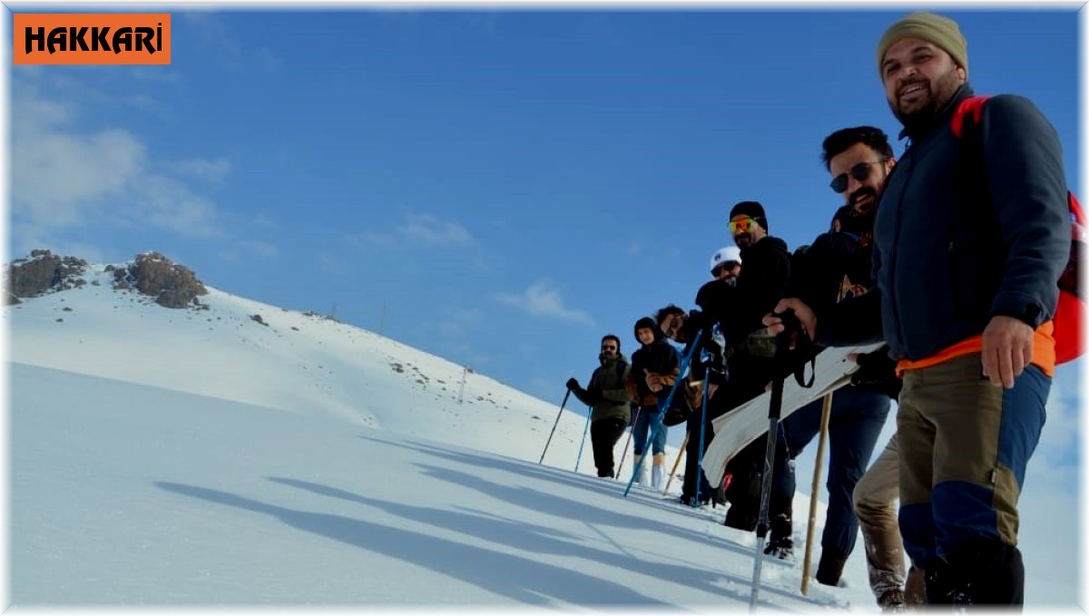 Yüksekova'nın karlı dağlarında 10 kilometrelik yürüyüş gerçekleştirdiler