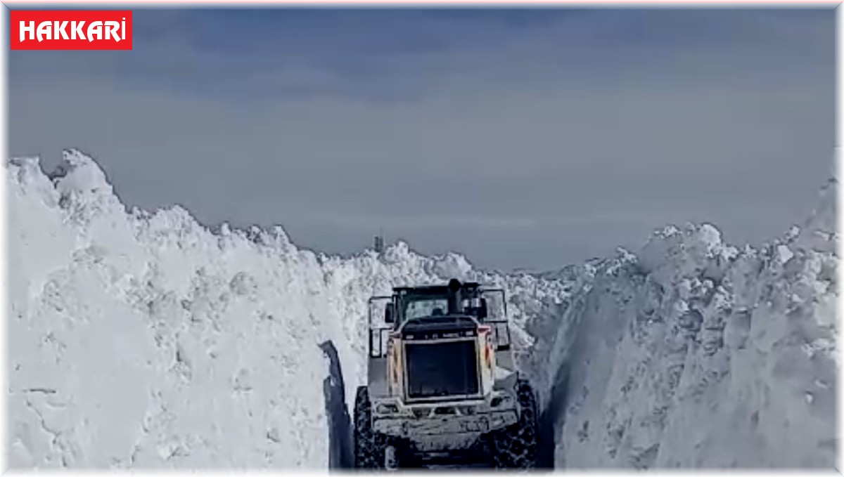 Yüksekova'nın köy yollarında kar çalışması devam ediyor