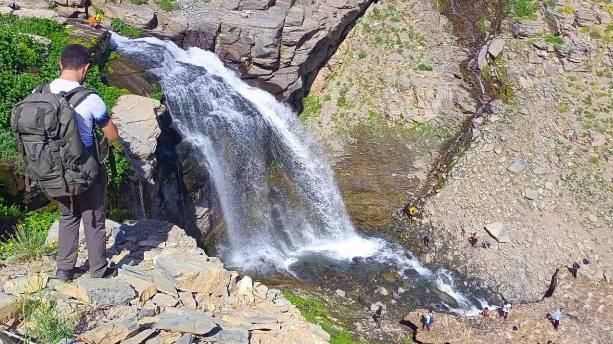 Yüksekova'nın saklı cenneti: Orşe Şelalesi