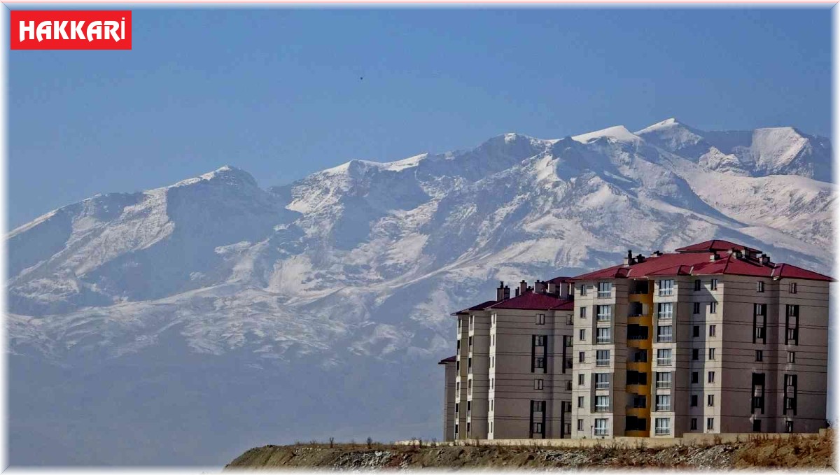 Yüksekova'nın yüksekleri kesimleri beyaza büründü