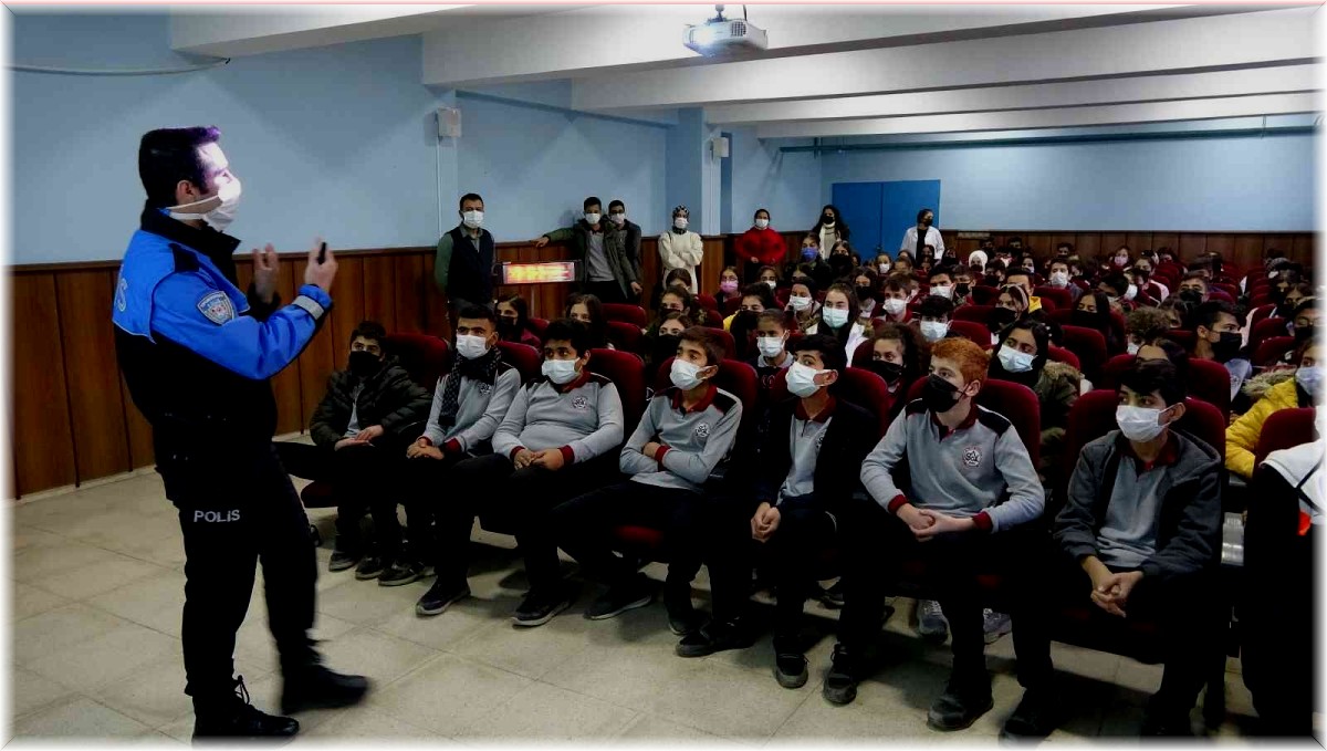 Yüksekova polisi 6 bin öğrenciye ders vererek büyük bir başarıya imza attı