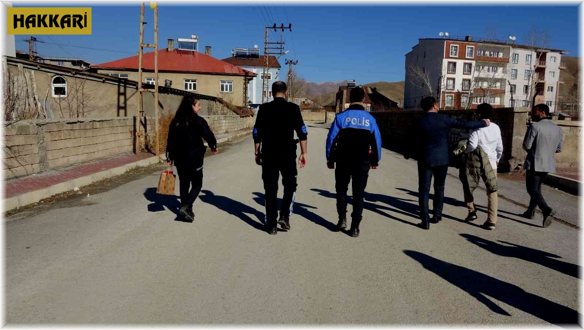 Yüksekova polisi bir kilometre yürüyerek Emir'e sürpriz yaptı