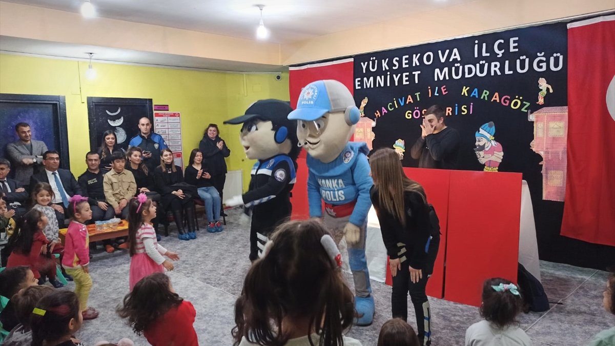 Yüksekova polisi Hacivat ve Karagöz oyunuyla öğrencileri eğlendirdi