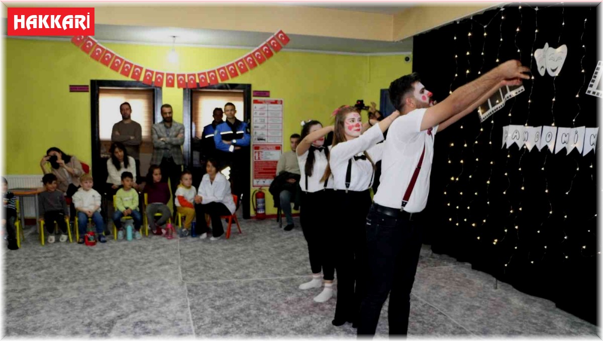 Yüksekova polisi pandomim etkinliği ile çocukları eğlendirdi