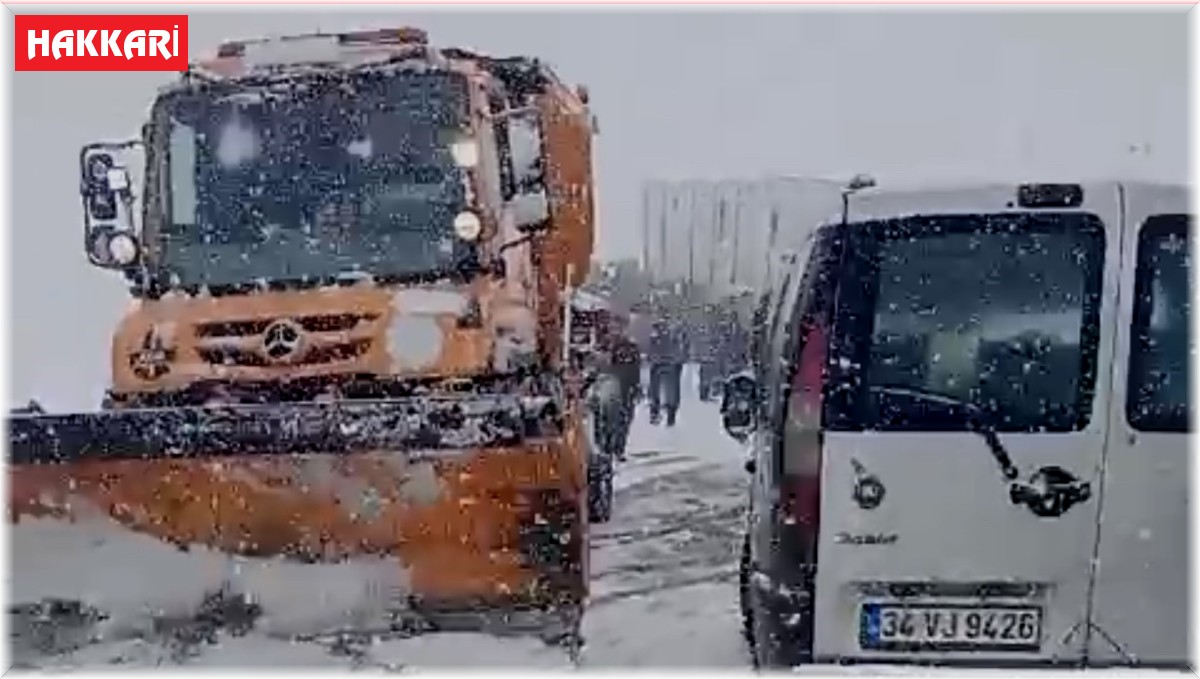 Yüksekova-Şemdinli kara yolunda çok sayıda araç mahsur kaldı