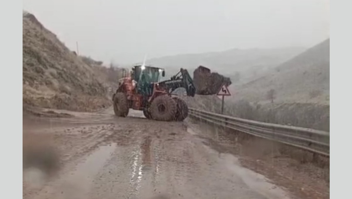 Yüksekova-Van kara yolunda heyelan meydana geldi