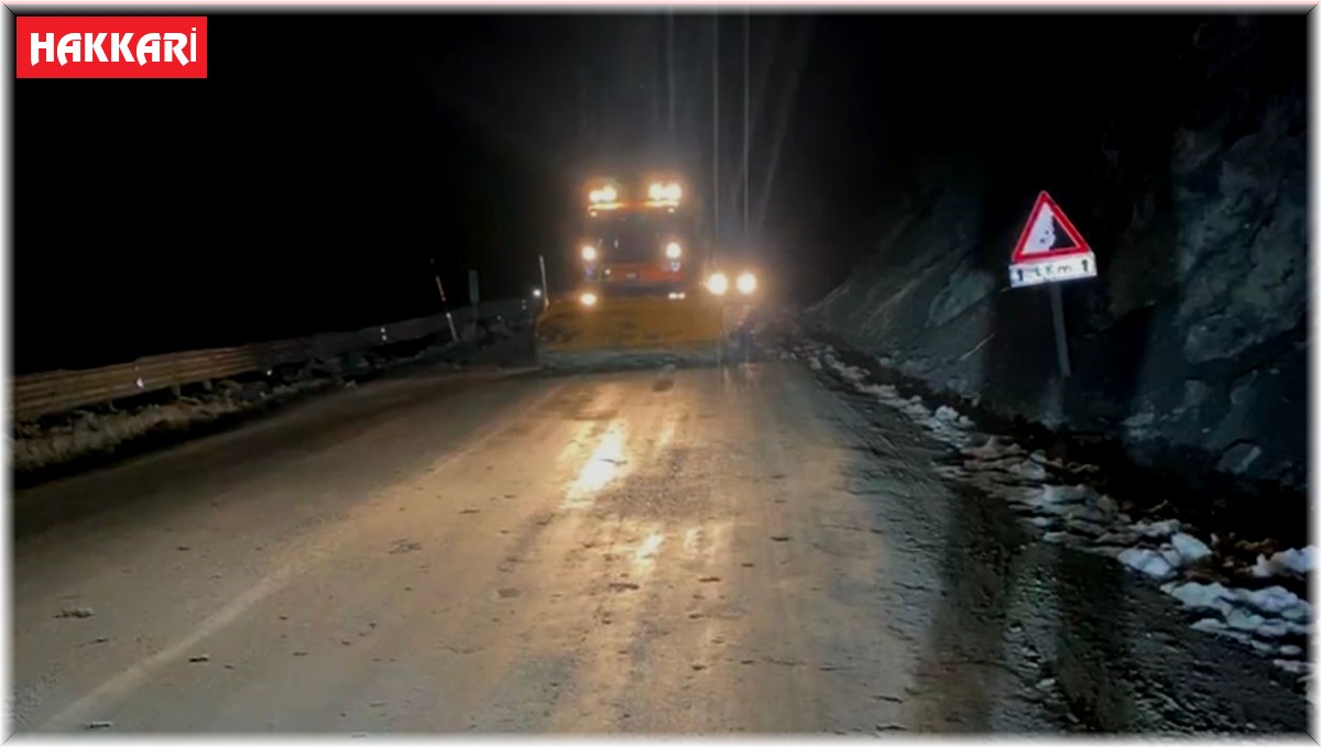 Yüksekova-Van karayolu düşen kaya parçaları temizlenerek ulaşıma açıldı