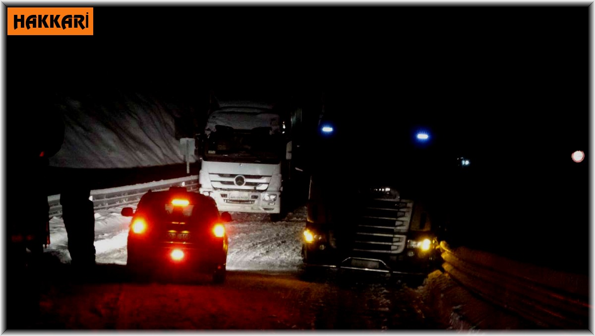 Yüksekova-Van karayolunda 20 tır mahsur kaldı