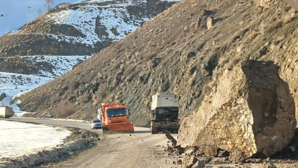Yüksekova-Van karayolunda faciadan dönüldü: Dev kayalar yola düştü