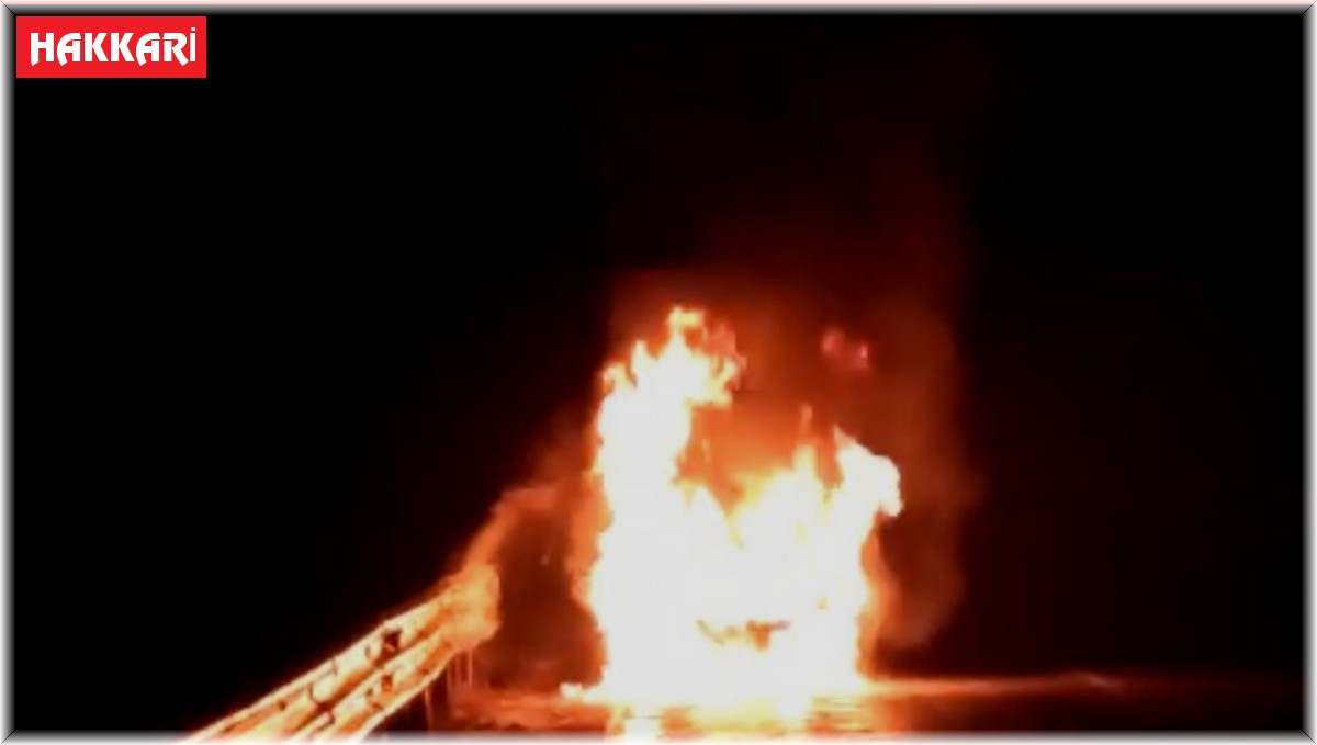 Yüksekova-Van karayolunda LPG'li araç alev aldı