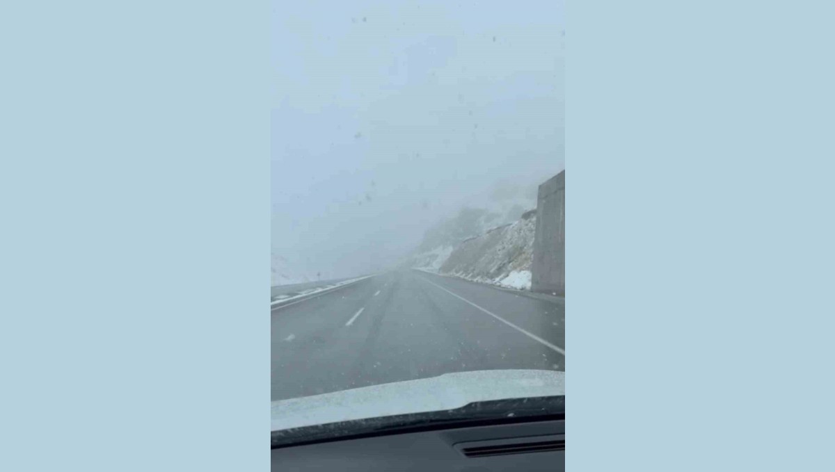 Yüksekova-Van karayolunda yoğun kar yağışı