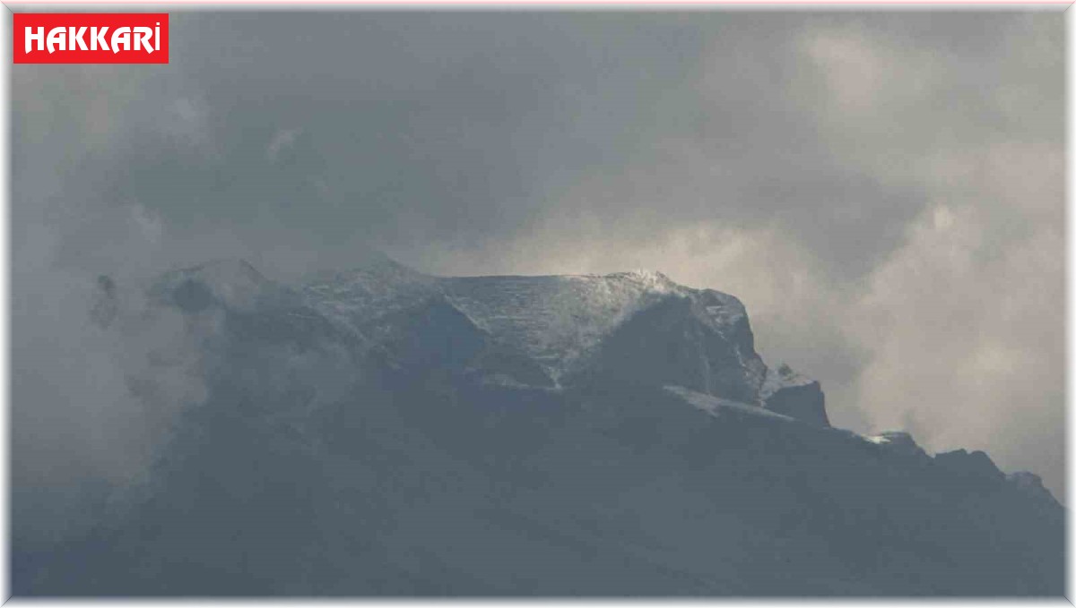 Yüksekova'ya mevsimin ilk karı düştü