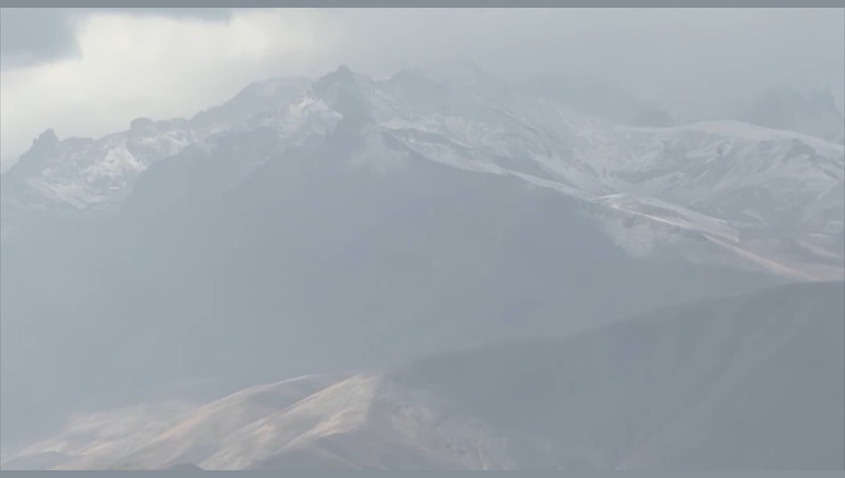 Yüksekova'ya mevsimin ilk karı düştü