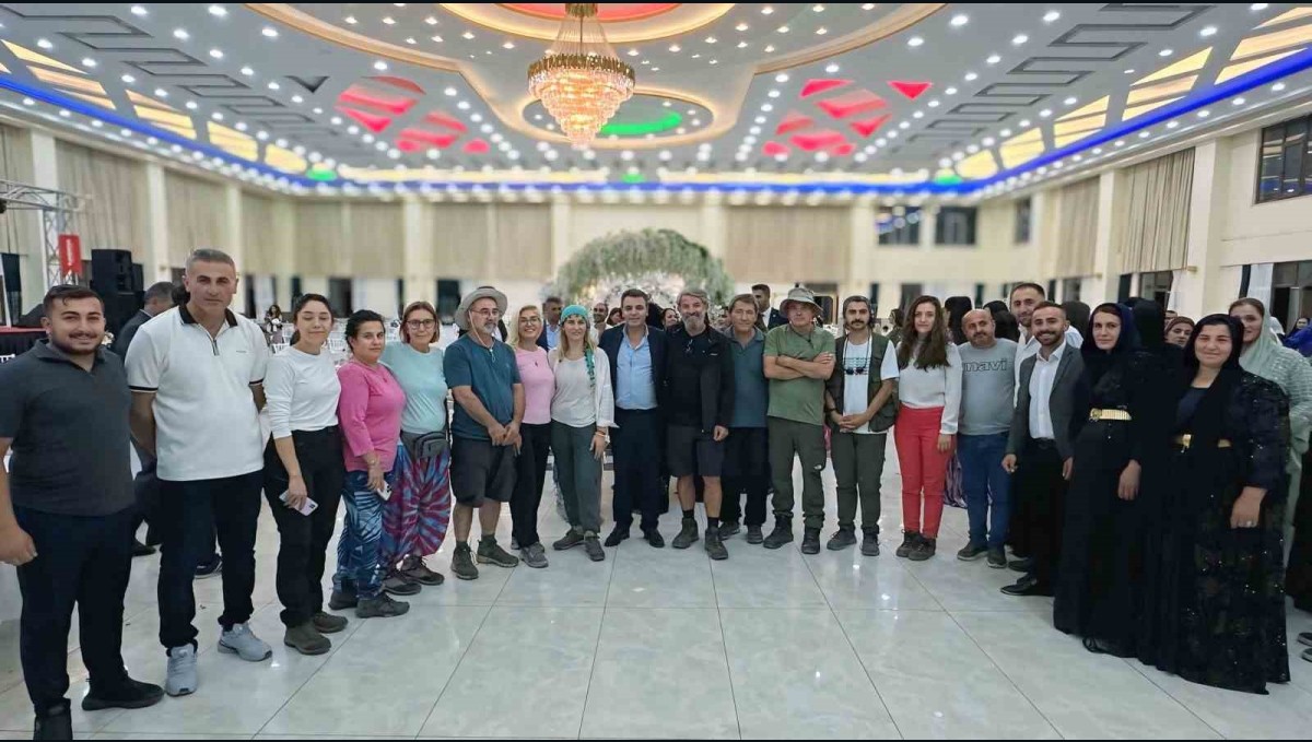 Yüksekova'yı gezen yerli turistler düğünde halay çekti