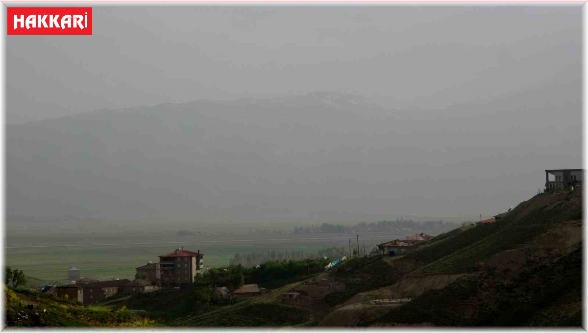 Yüksekova'yı saran dağlar toz bulutundan kayboldu