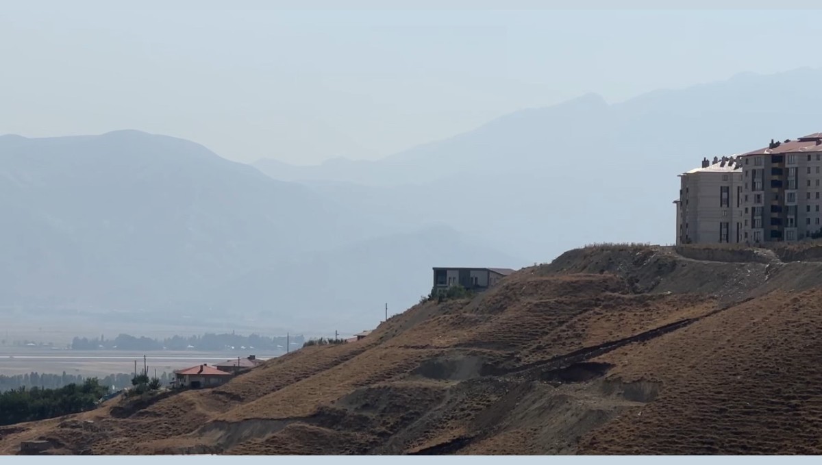 Yüksekova'yı toz bulutu kapladı: Cilo dağları gözden kayboldu