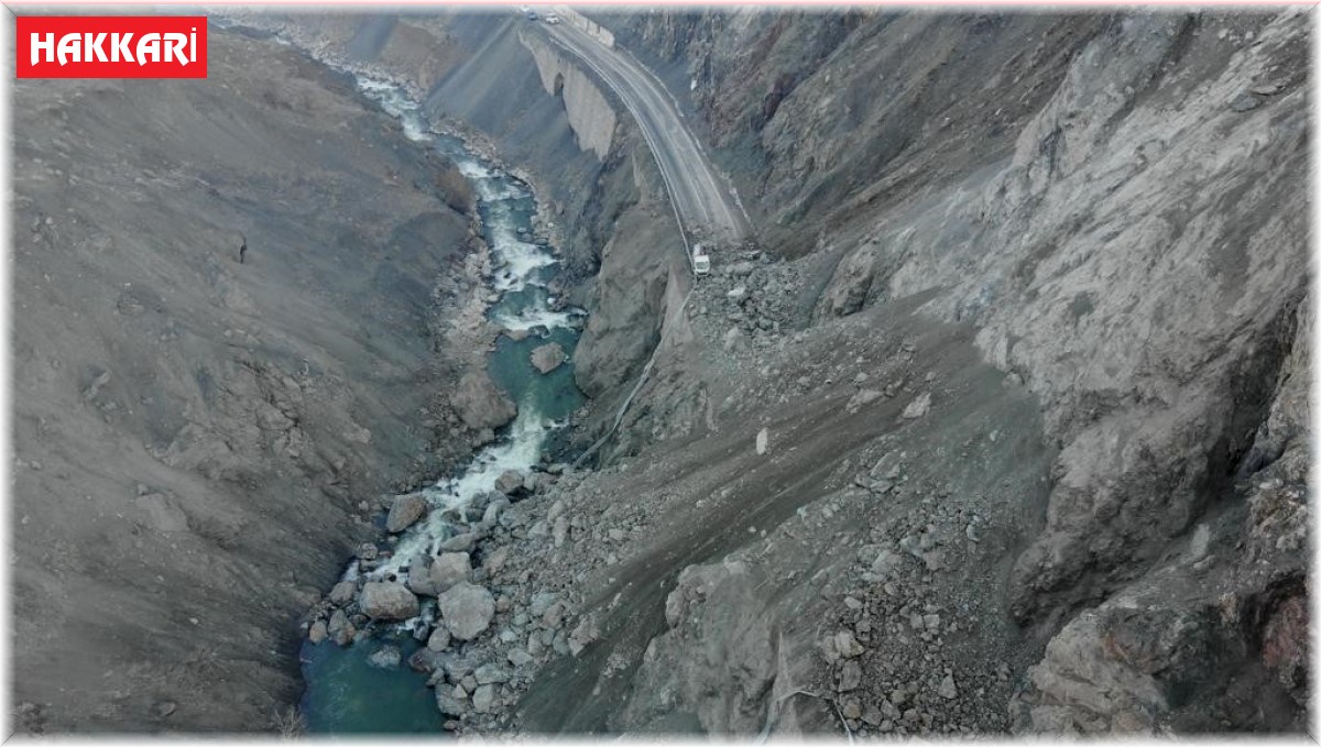 Yüksekova yolunda heyelan: 3 yaralı