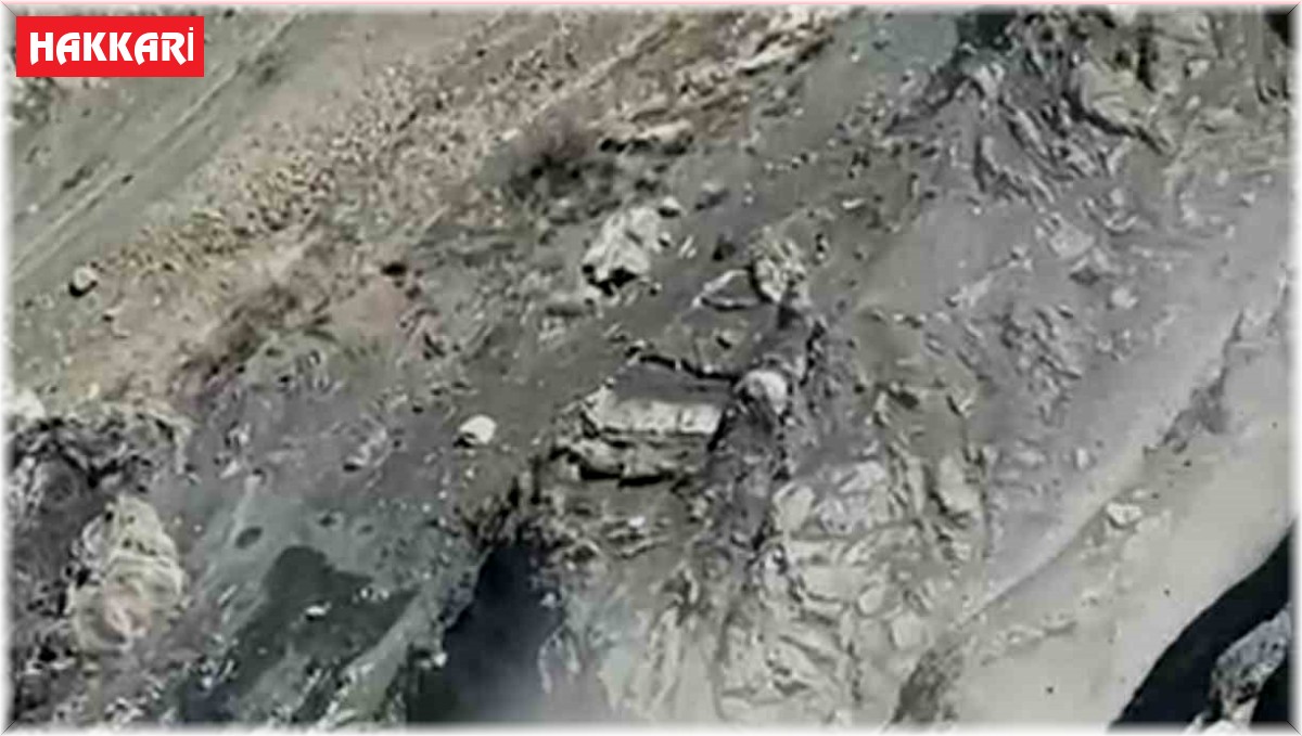 Yüksekova yolunda yaşanan heyelan kameraya yansıdı